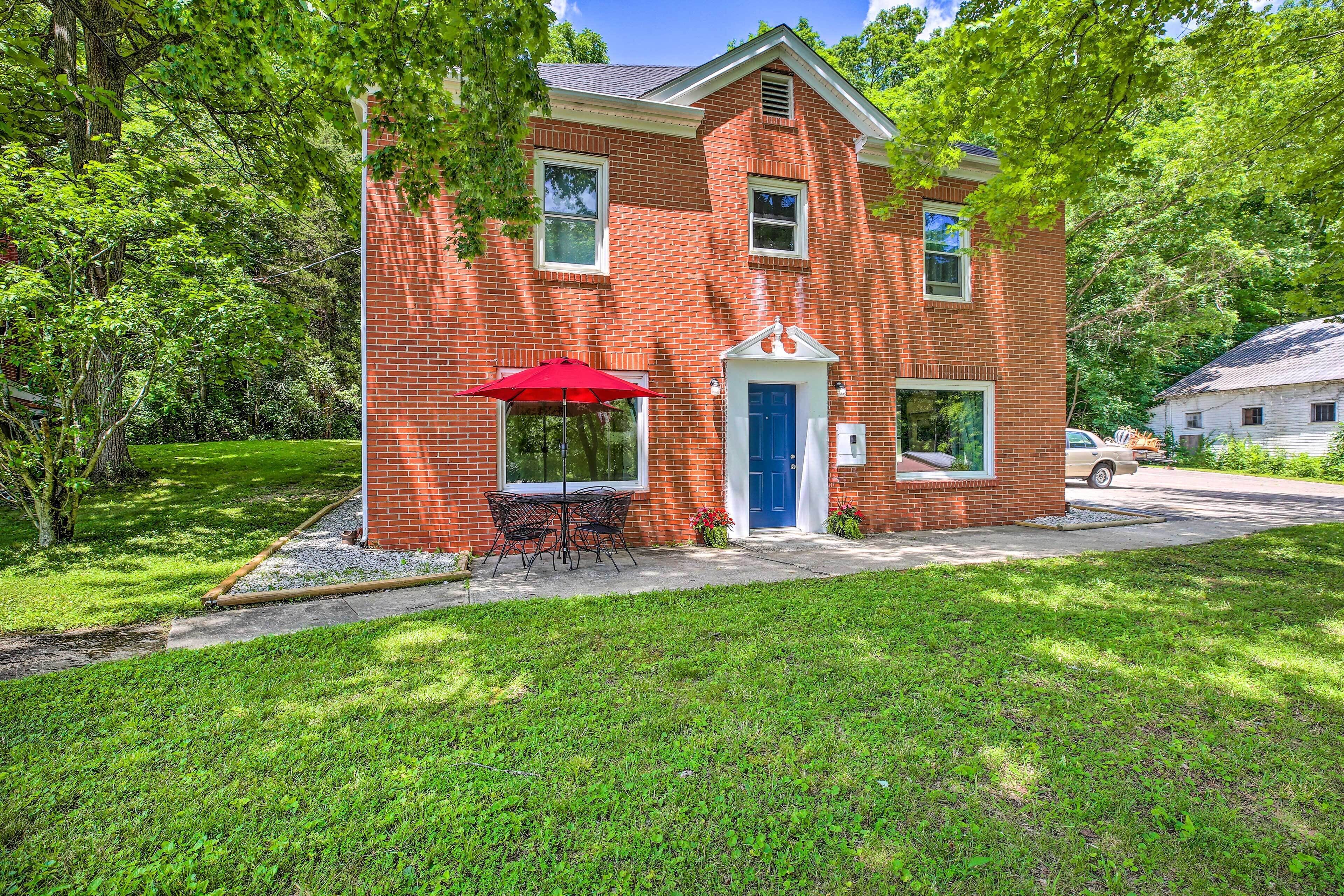 Charming Getaway + Fire Pit Near Hikes & Lake