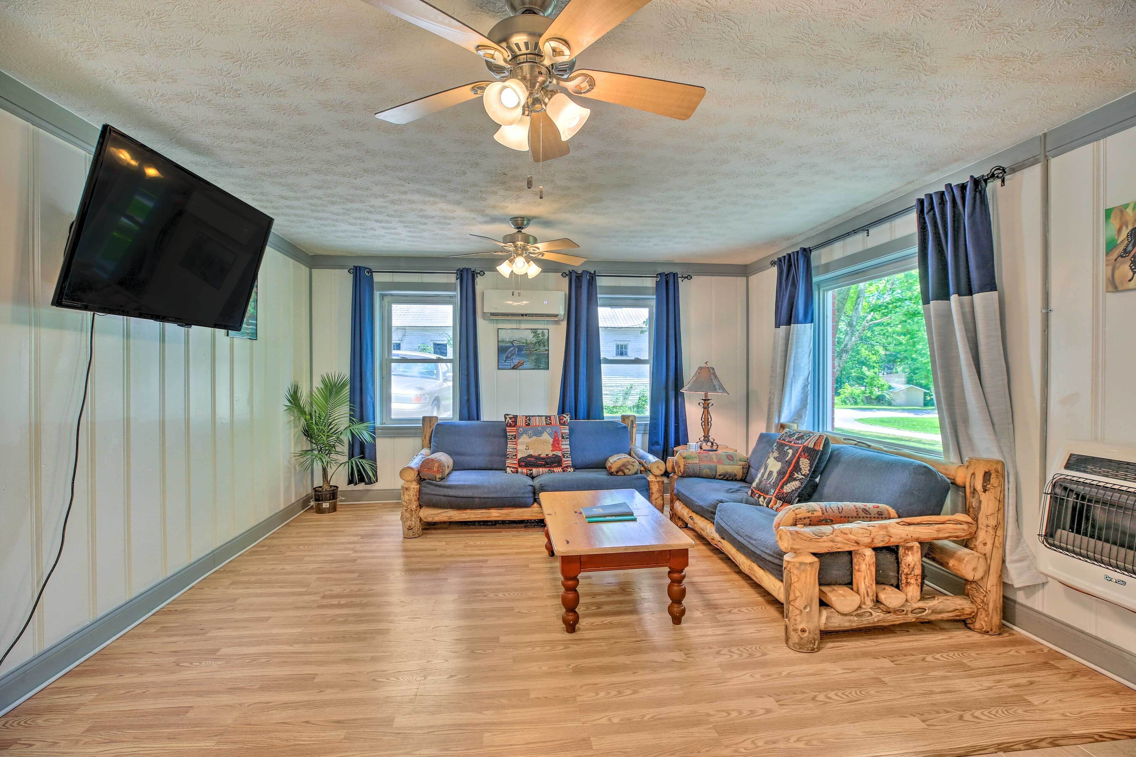 Charming Getaway + Fire Pit Near Hikes & Lake