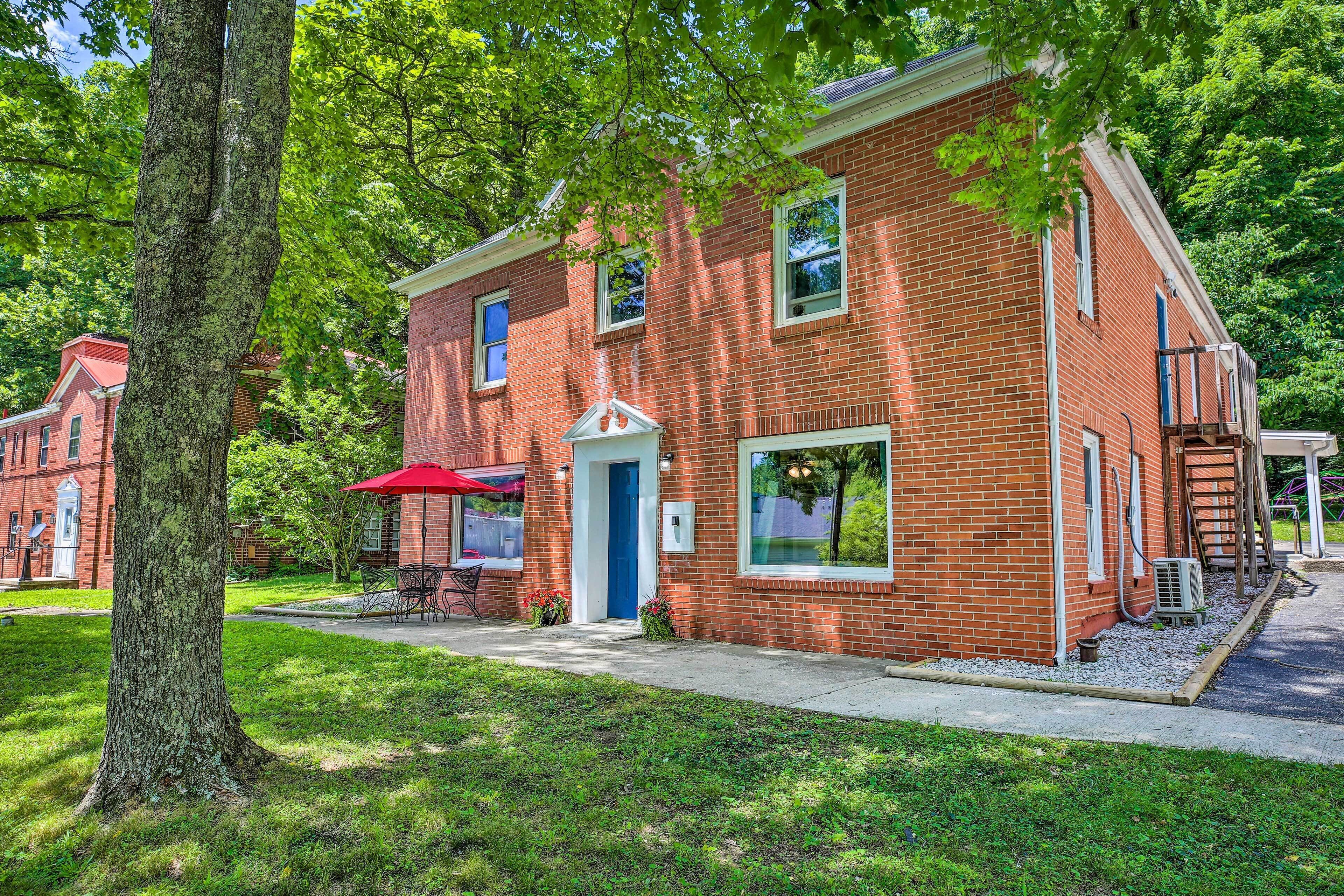 Charming Getaway + Fire Pit Near Hikes & Lake