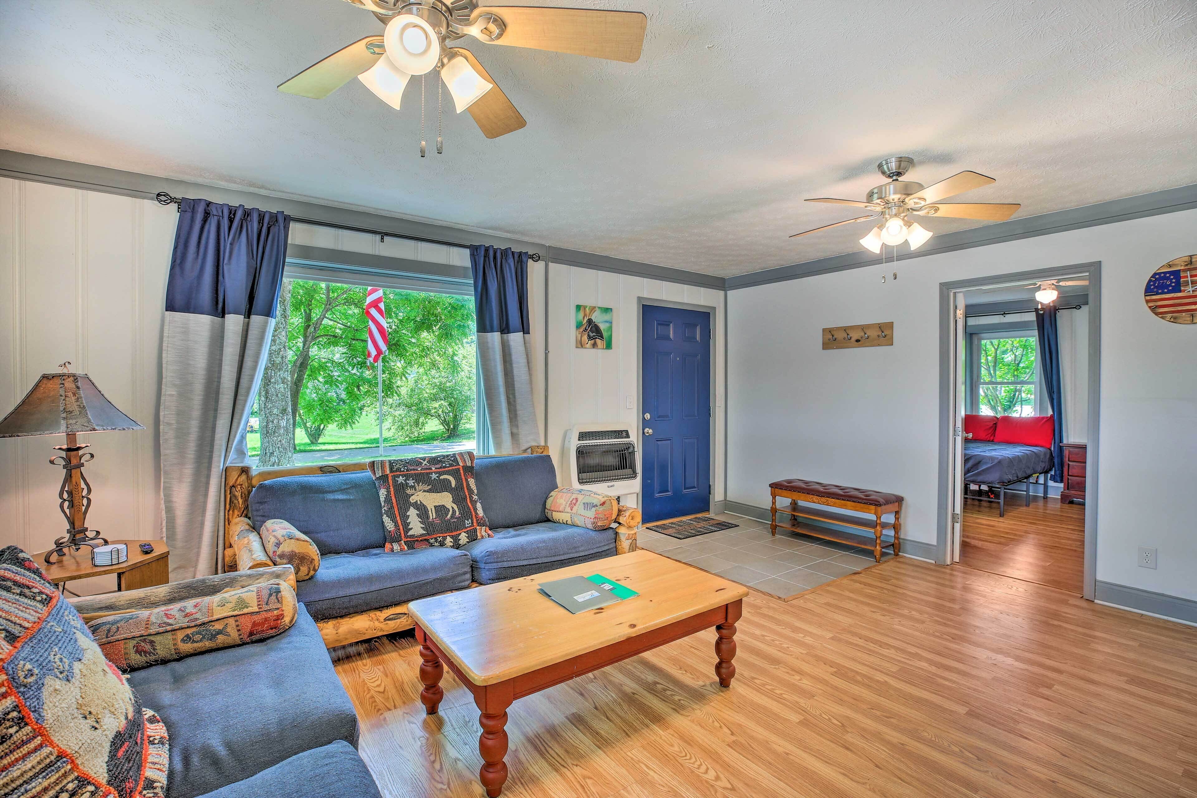 Charming Getaway + Fire Pit Near Hikes & Lake