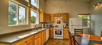 隱秘度假屋，帶甲板，步行至弗里茨溪！