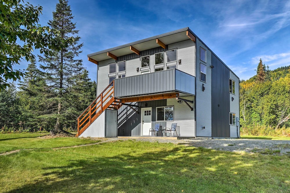 Secluded Getaway w/ Deck, Steps to Fritz Creek! - Ismailof Island