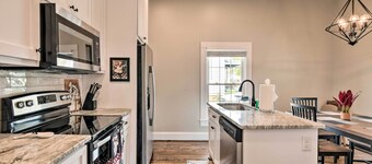 Ideally Located 'penne Place' w/ Deck & Grill