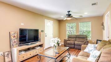 Huis (3 Bedrooms) | Woonruimte | Flatscreentelevisie