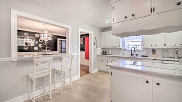 House (5 Bedrooms) | Interior