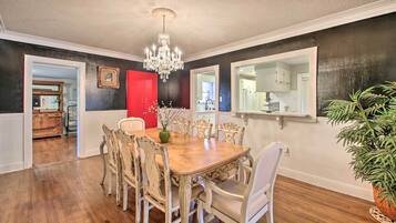 House (5 Bedrooms) | Interior