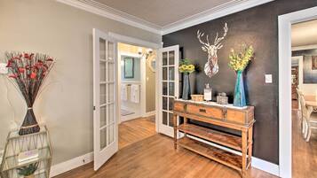 House (5 Bedrooms) | Interior