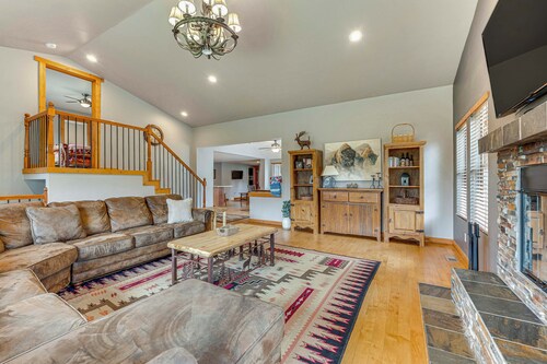 2 Mi to Downtown: Home w/ Hot Tub in Estes Park!