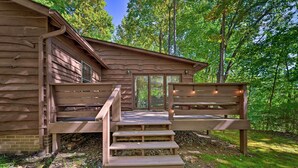 Eine Holzhütte mit einer Holztreppe, die zu einer Terrasse führt.