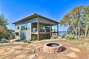 House (2 Bedrooms) | Interior - Modern 'lakeview Hilltop Retreat' w/ Game Garage! (Granbury)