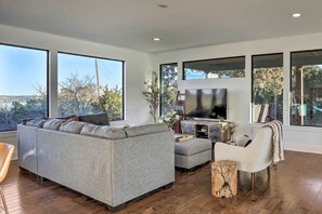 House (2 Bedrooms) | Interior - Modern 'lakeview Hilltop Retreat' w/ Game Garage! (Granbury)