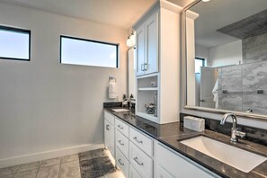 Interior - Modern 'lakeview Hilltop Retreat' w/ Game Garage! (Granbury)