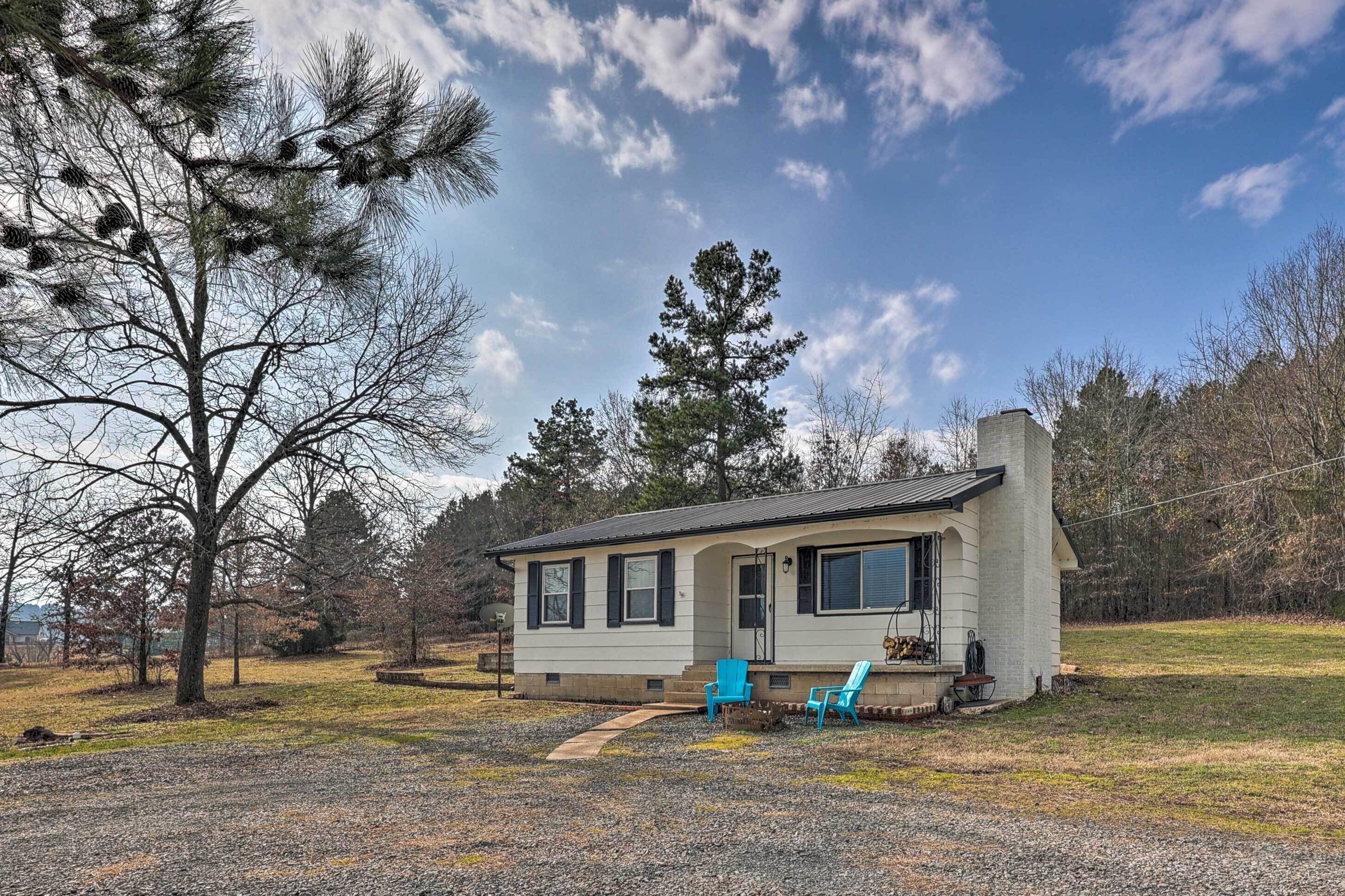 Cozy Hodgen Cottage on 650-acre Property!