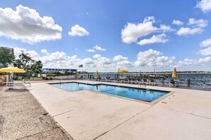 Outdoor pool - Vibrant Seabrook Condo w/ Waterfront Pool! (Seabrook)