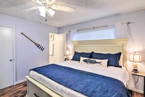 2 bedrooms, iron/ironing board, bed sheets - Vibrant Seabrook Condo w/ Waterfront Pool! (Seabrook)