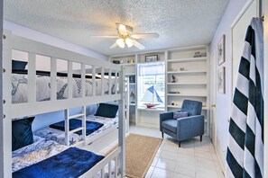 2 bedrooms, iron/ironing board, bed sheets - Vibrant Seabrook Condo w/ Waterfront Pool! (Seabrook)