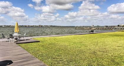 Vibrant Seabrook Condo w/ Waterfront Pool!