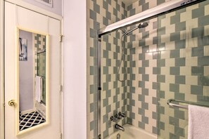 Bathroom - Vibrant Seabrook Condo w/ Waterfront Pool! (Seabrook)