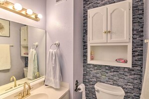 Bathroom - Vibrant Seabrook Condo w/ Waterfront Pool! (Seabrook)