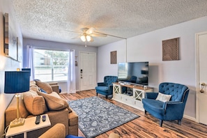 TV - Vibrant Seabrook Condo w/ Waterfront Pool! (Seabrook)