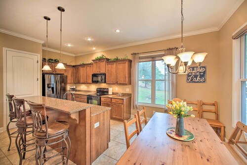 Townville Lakefront Cottage w/ Private Dock!