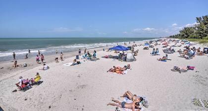 Luxe Naples Escape: Walk to Beach & Downtown!