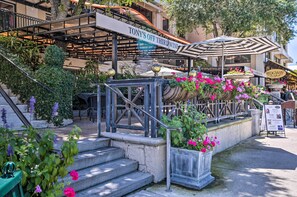 Restaurante con terraza, una escalera y un letrero que dice 'TONY'S OFF THIRD WINE'.