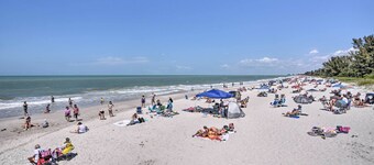 Luxe Naples Escape: Walk to Beach & Downtown!