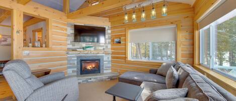 Casa de campo (3 Bedrooms) | Área de sala de estar | Televisión y chimenea