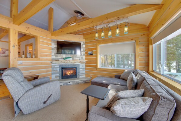 Cottage (3 Bedrooms) | Living area | TV, fireplace
