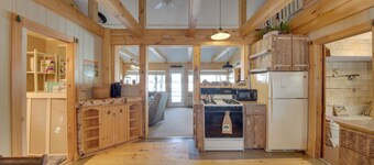 Palmyra Cottage w/ Deck on Whites Pond!