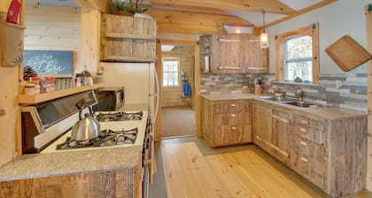 Palmyra Cottage w/ Deck on Whites Pond!