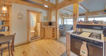 Palmyra Cottage w/ Deck on Whites Pond!