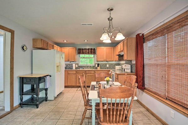 Cottage (2 Bedrooms) | Interior - Table Rock Lake Retreat < 1 Mi to Boat Launch (Golden)