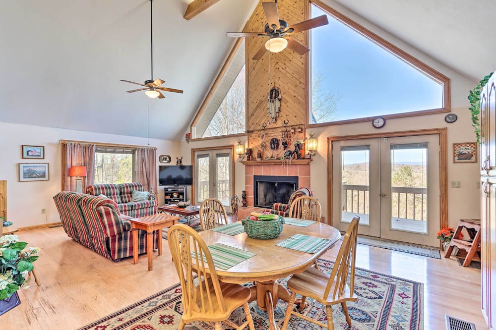 Murphy Cabin w/ Deck and Stunning Mountain Views - Canal Lake, GA