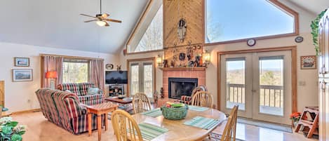 Casa (2 Bedrooms) | Zona de estar | Una televisión, una chimenea