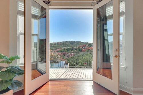 Chic Villa w/ Infinity Pool: 10 Mi to Downtown!