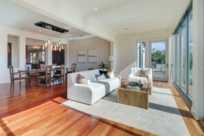 Talo (5 Bedrooms) | Sisätilat