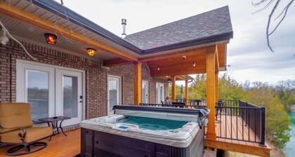 Tranquility Lake Getaway w/ Hot Tub on 27 Acres!