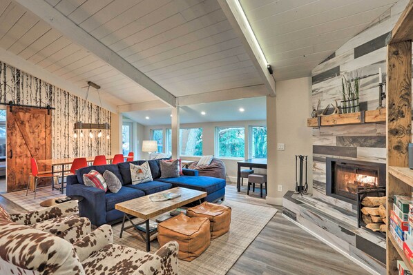 อพาร์ทเมนท์ (4 Bedrooms) | บริเวณนั่งเล่น | ทีวี, เตาผิง, แท่นต่อ iPod, หนังสือ