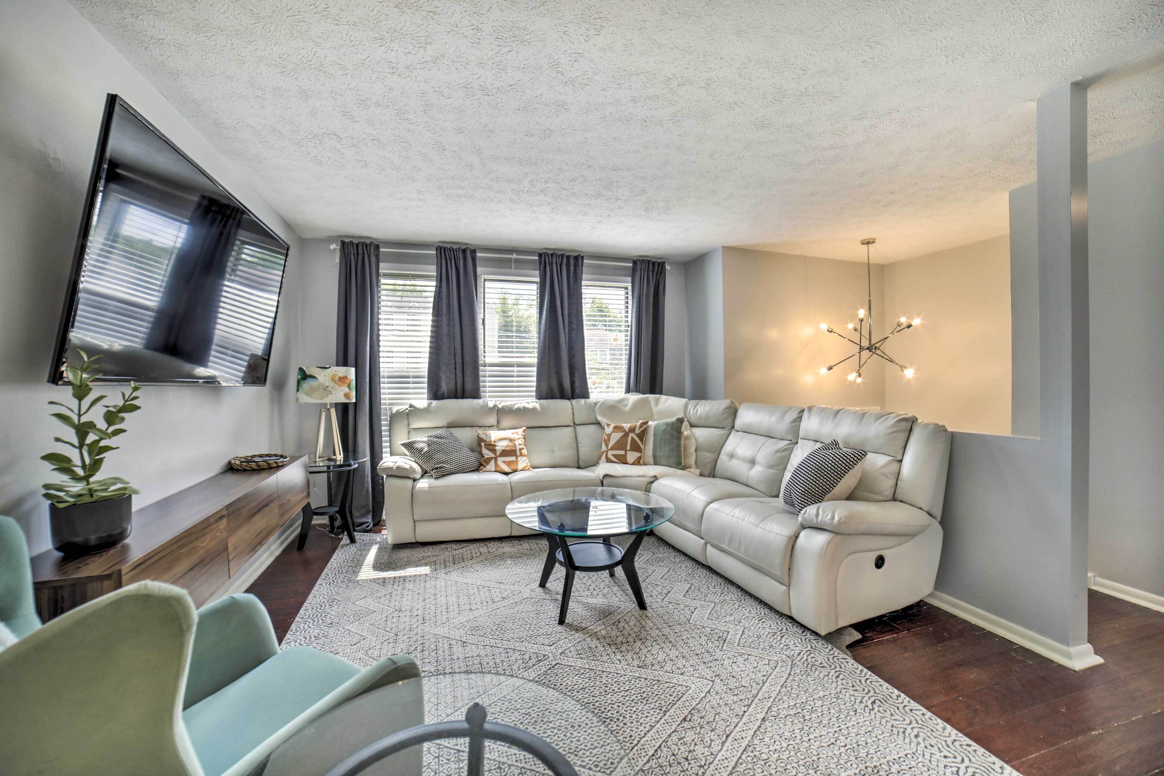 Pittsburgh Retreat w/ Deck ~ 4 Mi to Dtwn!