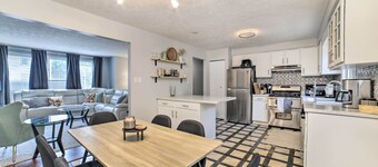 Pittsburgh Retreat w/ Deck ~ 4 Mi to Dtwn!