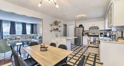 Pittsburgh Retreat w/ Deck ~ 4 Mi to Dtwn!