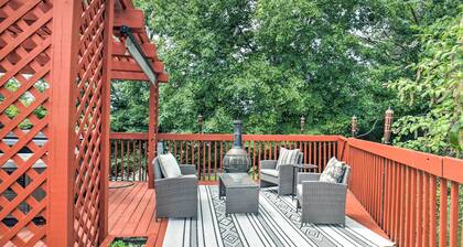 Pittsburgh Retreat w/ Deck ~ 4 Mi to Dtwn!