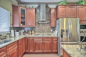 Talo (4 Bedrooms) | Yksityinen keittiö | Mikroaaltouuni, uuni, liesi, astianpesukone