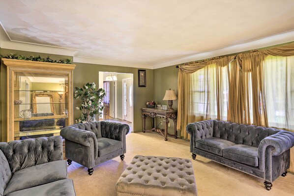 House (5 Bedrooms) | Interior