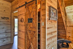 House (1 Bedroom) | Interior - 2 Mi to Lake Hamilton: Hot Springs Cabin Rental! (Hot Springs)