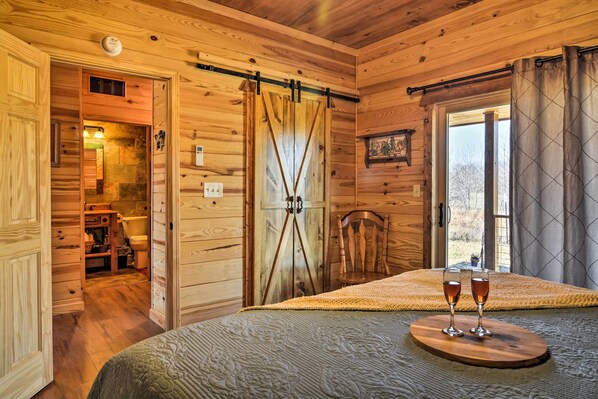 House (1 Bedroom) | Interior - 2 Mi to Lake Hamilton: Hot Springs Cabin Rental! (Hot Springs)