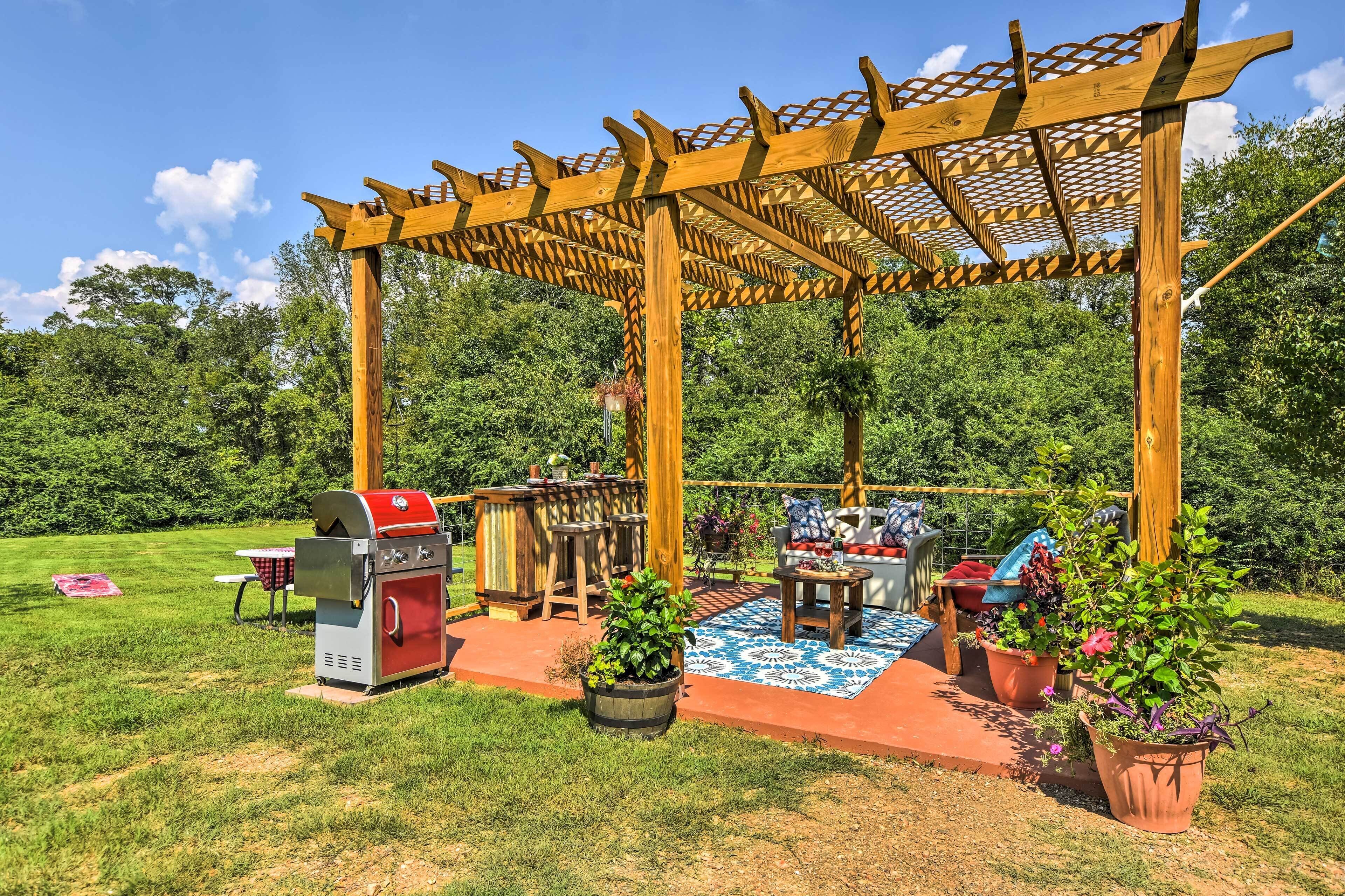 Hot Springs Cabin Rental: 2 Mi to Lake Hamilton!