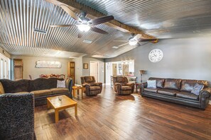 House (3 Bedrooms) | Interior